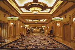 Bereits die Gänge im Bellagio vermitteln einen guten Eindruck vom gebotenen Luxus. (Foto: Naandreo / CC BY-SA 4.0)