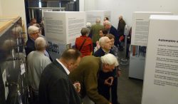 Besucher in der Ausstellung.