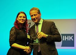 Dr. Eric Schweitzer, Präsident des Deutschen Industrie- und Handelskammertages, zeichnete Jacqueline Boskovic und Sabrina Ditz als bundesbeste Fachkraft für Automatenservice und Automatenfachfrau aus.