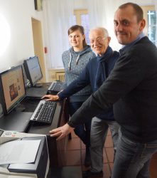 Stephan Böhnke (1. v.r.) übergibt das IT-Equipments für die Begegnungsstätte Grenzenlos an Ludger Schulte-Roling und Lilia Darcin.
