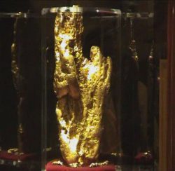 Die im Golden Nugget ausgestellte &quot;Hand of Faith&quot;, das größte Gold Nugget das je mit Hilfe eines Metall Detektors gefunden wurde. (Foto: FF23-fr / CC BY 3.0)