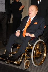 Larry Flynt in seinem berühmten, vergoldeten 80.000 Dollar Rollstuhl. (2009) (Foto: © Glenn Francis, www.PacificProDigital.com / CC BY-SA 3.0)