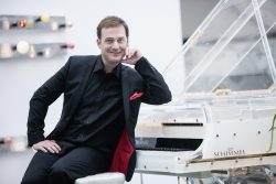 Eines der Highlights bei der Gala Night – Michael Zalejski alias „Udo Jürgens“ begeistert auf der Spielbankbühne. (Foto: SGZ Entertainment)