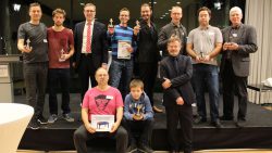 Die Siegerteams „Rote Socken“ (Platz 1), „Cool“ (Platz 2) und „Spätzle-Express“ (Platz 3) mit Mario Hoffmeister, Leiter Zentralbereich Kommunikation der Gauselmann Gruppe (3.v.l.o) und Helmut Schneller, Director International Sales bei Löwen Entertainment (1.v.r.u).