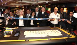 Das Casino-Team der „MV Zenith“ feierte die offizielle Eröffnung des Schiffs-Casinos.