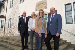 Warben auf dem Schulungszentrum der Gauselmann Gruppe, dem Schloss Benkhausen, für die Stiftung Studienfonds OWL (v.l.): Claus Buschmann, Wirtschaftsförderer der Stadt Lübbecke, Julia Kralemann, stellvertretende Geschäftsführerin der Stiftung Studienfonds OWL, Mona Schönberger, ehemalige Stipendiaten und heutige Mitarbeiterin der Gauselmann Gruppe sowie Wolfgang Regenbrecht, Personalleiter der Gauselmann AG.