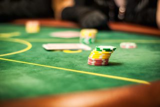 Auf dem Casino-Tisch liegen Chips und Karten