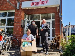 Übergabe von Mund-Nasen-Masken