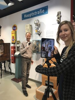 Organisatorin Fabiana Kresse und Museumsleiter Sascha Wömpener bei den Aufnahmen fuer den IMT 2020