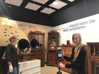 Fabiana Kresse filmt Kollegin Heike Bohbrink in der Ausstellung.