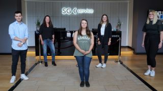 Ausbildungsstart bei der SG Service Zentral GmbH: Nadja Beer (2.v.l.) begrüßte gemeinsam mit Anna Wieschues (1.v.r.) die neuen Auszubildenden.