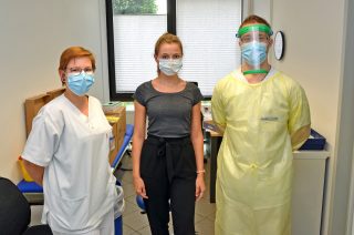 Gleich wird getestet: Gauselmann-Mitarbeiterin Pauline Gringel (Mitte) mit Laura Küppers und Maurizio Röbbel vom Johannes Wesling Klinikum Minden.