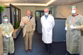 Kurz vor dem Corona-Test: Paul Gauselmann mit Professor Dr. med. Franz-Josef Schmitz und den Klinikum-Mitarbeitern Tobias Vollmer (links) und Marco Scholz (rechts). 