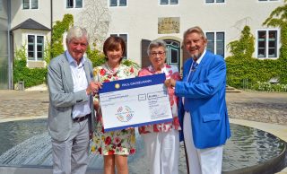 Großzügige Geste: Paul und Karin Gauselmann überreichen den Scheck über 86.000 Euro an Hermann Gärtner und Ehefrau Brigitte.
