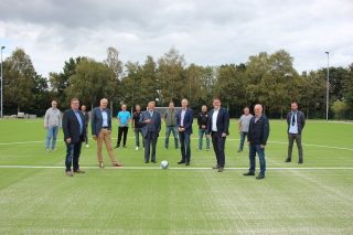 Paul Gauselmann (vorne, 3. v. l.) hat den Bau unterstützt. Darüber hat sich Bürgermeister Frank Haberbosch (vorne, 4. v. l.) besonders gefreut.