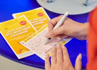 Auf einem normalen Lottoschein werden für LOTTO 6aus49 sechs Zahlen angekreuzt. Bei einem Systemschein können - je nach Spieltyp - mehr Kreuzchen gemacht werden. (Foto: WestLotto/Schlag und Roy)