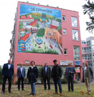 Espelkamps Wahrzeichen erstrahlt neu: (v.l.n.r.) Hans-Jörg Schmidt (Geschäftsführer Aufbaugemeinschaft Espelkamp), Henning Vieker (in Kürze Bürgermeister von Espelkamp), Katharina Klassen-Junge (Stadtführerin/Aufbau Espelkamp), Bernd Wlotkowski (Verein FORUM), Dennis Herb (Künstler), Paul Gauselmann (Vorstandssprecher Gauselmann Gruppe) und Peter Angene (Malerbetrieb Angene).