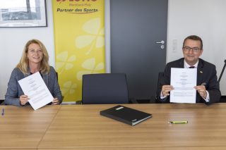 Lotto-Geschäftsführer Jürgen Häfner(rechts) und Studiengangsleiterin Prof. Dr. Bettina Reuter unterzeichnen die Kooperationsverträge für weitere drei Jahre.