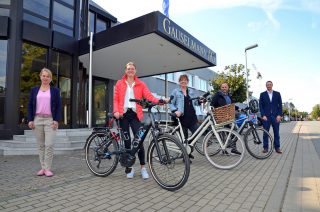 Los geht&#039;s: Larissa Brannahl, Katrin Wittenbrink und Mario Gringel freuen sich über die von der Gauselmann Gruppe zur Verfügung gestellten E-Bikes. Das Projekt hatten Christine Lindemann (links) und Björn Rodenberg initiiert.