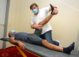 Hoch das Bein: Paolo Lilliu nutzt das Angebot der Gauselmann Gruppe, sich während der Arbeitszeit von Physiotherapeut Danyel Tomé behandeln zu lassen.
