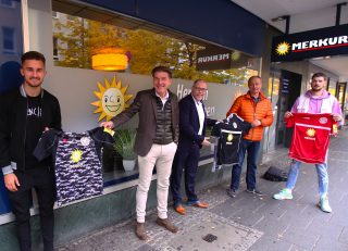 V.l.n.r.: Valdrin Mustafa (RW Goalgetter), Pit Arndt, Ferdinand Kopsch (Merkur Regionalmanager), Chris Noll (RW Sport-Vorstand), Quentin Fouley (RW Kapitän).