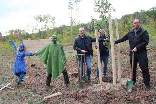 Frau Wasser und Herr Wald (l.) demonstrierten eindrucksvoll mit einer Live-Performance die Zusammenhänge zwischen Wald und Wasser. David Schnabel, Geschäftsführer der Merkur Spielbanken Sachsen-Anhalt GmbH und Co. KG (3. v. l.) pflanzte zusammen mit Heiner Rupsch, 1. Vorsitzender des Trinkwasserwald e.V. (2. v. r.) und René Rebenstorf, Beigeordneter Stadtentwicklung und Umwelt der Stadt Halle (r.), symbolisch die erste Traubeneiche.