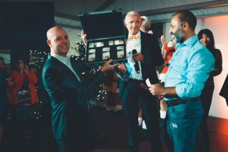 Schaanwald-Direktor Thomas Pirron (links) im Dezember 2019 beim Weihnachts-Event zusammen mit dem Gewinner des Hauptpreises in Höhe von 100`000 Schweizer Franken.