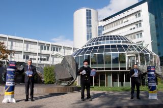 LOTTO-Geschäftsführer Jürgen Häfner (links) und LOTTO- Marketingleiter Steffen Heidorn (rechts) freuen sich gemeinsam mit dem glücksbringenden Schornsteinfeger Hermann Krings auf die Neuauflage der Neujahrs-Million. (Foto: Seydel)