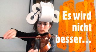 Die Kölner Musikerin und Schauspielerin Charlotte Brand setzt sich in ihrem Clip für die Aktion 500x500 für die NRW-Kultur humorvoll mit der Performance zu Corona-Zeiten auseinander.