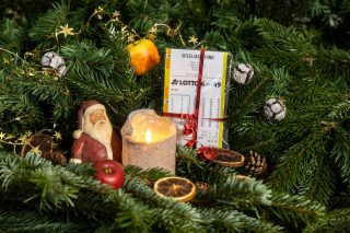 Ihre Tipps bei LOTTO 6aus49 zum dritten Adventswochenende abgegeben zu haben, werden zwei WestLotto-Spielteilnehmer nicht bereuen. Die beiden Nordrhein-Westfalen erzielten bundesweit als Einzige „Sechs Richtige“ und trafen damit den zweiten Gewinnrang. Die beiden Neu-Millionäre erhalten für ihre Glückstipps jeweils 1.421.041,30 Euro. Die Zahl der WestLotto-Millionäre in diesem Jahr steigt somit auf 23 an. (Foto: MünsterView/ Heiner Witte)