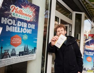 Zu Silvester Millionär werden. Dieser Traum geht mit dem MillionenKracher von WestLotto für vier Spielteilnehmer aus NRW in Erfüllung. Die entsprechenden Losnummern, die in der Gewinnklasse 1 gezogen wurden, sind in den Regionen Wuppertal, Krefeld, Dortmund und dem Rhein-Sieg-Kreis verkauft worden. (Foto: Schlag und Roy GmbH)