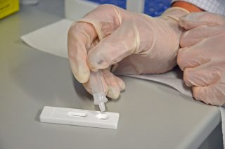 Anschließend wird eine Flüssigkeit auf den Teststreifen aufgetragen. (Foto: Gauselmann AG)