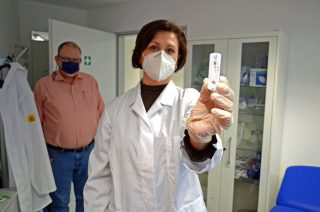 Alles gut: Nur wenige Minuten später liegt das Testergebnis vor – Udo Eichstaedt ist negativ. (Foto: Gauselmann AG)