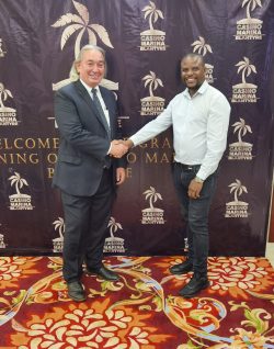 Terrence Mushwana (r.), Technical & Sales Executive Novomatic Africa und Tom Alcorn, General Manager - Casino Marina Blantyre & Casino Marina Lilongwe