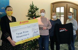 V.l.n.r.: Stellvertretend übergab Daniela Theile von LOTTO MV den Spendenscheck von 4.675 Euro an die Mitglieder das SAPV-Teams Jeanette Bigus, Nicole Reetz und Nadine Bohn.