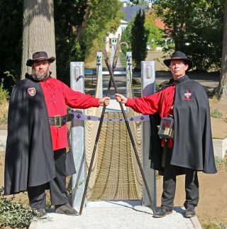 Mit Hellebarde und Laterne: Als Nachtwächter von Schloss Benkhausen nahmen Peter Dürr (links) und Thomas Dullweber nun am Jahrestreffen ihrer Gilde teil.