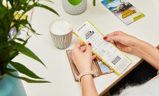 Eine WestLotto-Spielquittung bei der Lotterie Eurojackpot kann einen Wert von bis zu 90 Millionen Euro haben: Überwältigt von dem Gewinn und aufgewühlt von den letzten Tagen, meldete sich am Montag der 90-Millionen-Gewinner von der Ziehung am 15. Januar bei der WestLotto-Zentrale in Münster. Eins war sofort klar: Bodenständig will die Person bleiben. Eben typisch ostwestfälisch. (Foto: Schlag und Roy GmbH)