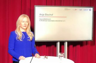 Im Studio Berlin: FORUM-Geschäftsführerin Anja Bischof (Foto: ©DAW/AWI)