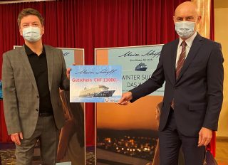 Peter Christen, Filialleiter TUI Pilatusstrasse, und Wolfgang Bliem, CEO Grand Casino Luzern, freuen sich mit dem glücklichen Gewinner.