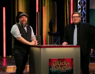 Stefan Kuna (l.), Moderator der Stefan Kuna Show bei NDR 1 Radio MV, war Glückself bei der Ziehung der Glücksrakete 2020 im NDR Nordmagazin mit Frank Breuner. (NDR)