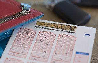 Das hat es seit 2017 nicht mehr gegeben. Drei Ziehungen in Folge gibt es nun Spielteilnehmer, die bei Eurojackpot den obersten Gewinnrang getroffen haben. Nach der Ziehung am 29. Januar werden 11,1 Millionen Euro in Ungarn ausgezahlt. In der Woche zuvor am 22. Januar freute sich ein Tipper aus Schweden über 13,8 Millionen und am 15. Januar gingen 90 Millionen Euro nach Nordrhein-Westfalen. (Foto: Schlag und Roy GmbH)
