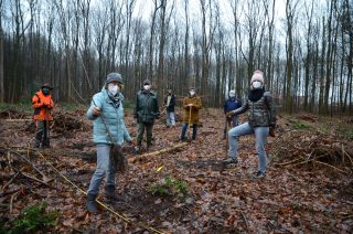 Die fleißigen Helfer der Pflanzaktion, darunter auch einige Auszubildene der Gauselmann Gruppe trotzen dem regnerischen Wetter am Pflanztag.