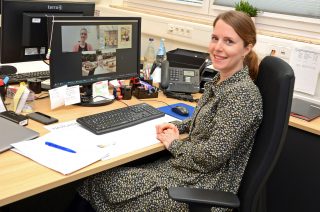 Hilft bei der Berufsorientierung: Frauke Meyer berät die Teilnehmerinnen und Teilnehmer der Karriereakademie der Gauselmann Gruppe.