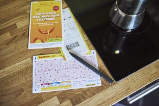 Tipps für die Mittwochs-Ziehungen von LOTTO 6aus49 abzugeben, kann sich lohnen. Ein Spielteilnehmer aus Nordrhein-Westfalen wird in der Gewinnklasse 2 zum (fast) vierfachen Millionär. Seine exakte Gewinnsumme beläuft sich auf 3.904.011,30 Euro. (Foto: Schlag und Roy GmbH)