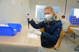 Moment der Wahrheit: Sophia Krüger prüft das Resultat im Labor.