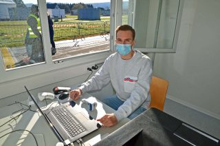 Auf geht’s: Fabian Hellmann nimmt die Anmeldungen der Testwilligen entgegen.