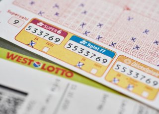 Neuer Spiel 77-Millionär aus dem Raum Duisburg bei der Ziehung am 14. April: Als inzwischen siebter WestLotto-Millionär dieses Jahres erhält der Gewinner die exakte Summe von 2.577.777 Euro. Herzlichen Glückwunsch! (Foto: Schlag und Roy GmbH)