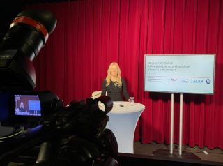FORUM-Geschäftsführerin Anja Bischof im Studio Berlin. (Foto: DAW/AWI)