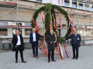 Der Rohbau des neuen Gebäudes in der Merkur-Allee in Espelkamp wurde fertiggestellt und der Richtkranz hochgezogen: Unternehmer Paul Gauselmann (re.) freut sich über den Baufortschritt mit (v.l.n.r.) Lars Reichel (Merkur Immobilien), Frank Kögel (Bauunternehmen Kögel Bau) und Henning Vieker (Bürgermeister Stadt Espelkamp).