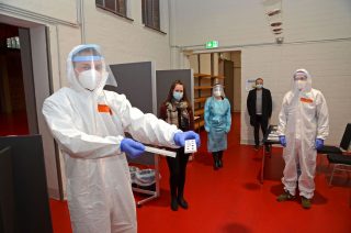 Bereit zum Testen: Tim Leffler (von links), Caroline Hohmeyer, Sophie Theres Dyck, Mario Gringel und Tobias Gerullis erwarten die Mitarbeiter in der Alten Gießerei.